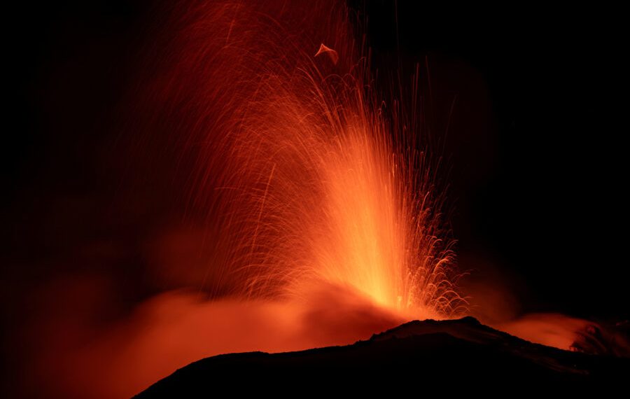 Etna eruptirala kasno sinoć i obasjao nebo nad Sicilijom