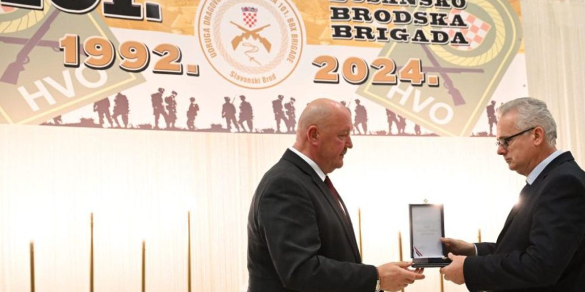 Hrvatski predsjednik odlikovao 101. bosansko-brodsku brigadu HVO-a