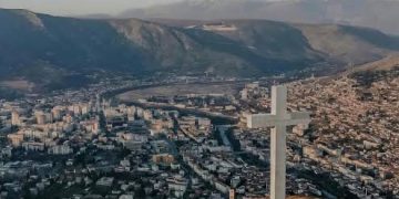 Priveden muškarac koji je prijetio da će srušiti križ na Humu