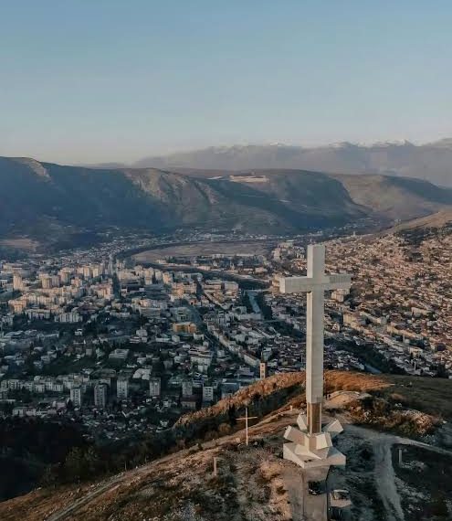 Priveden muškarac koji je prijetio da će srušiti križ na Humu