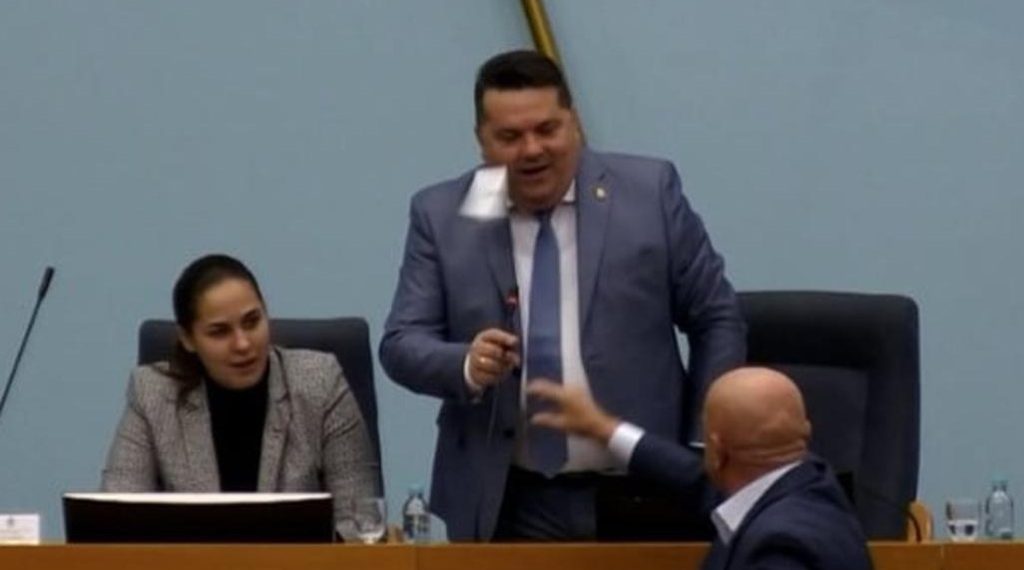 Zastupnik na skupštini gađao Stevandića